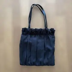 フリル付きブラックトートバッグ