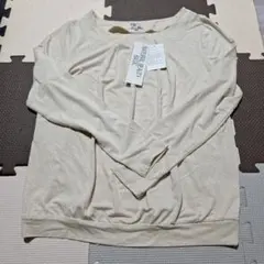 NATURAL BEAUTY　BASIC　ラメ糸使用胸元タックカットソーのサムネイル