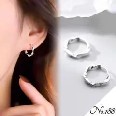 【新品】レディース ピアス ウェーブフープデザイン シルバー 上品