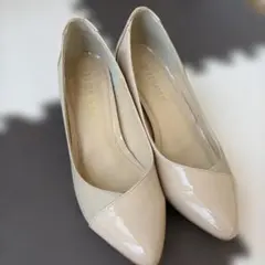 パンプス ベージュ エナメル調のサムネイル