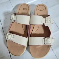 【最終値下】UGG ホワイト ハネリ　サンダルのサムネイル