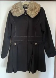 axes femme ファー襟付き黒ミドルコート