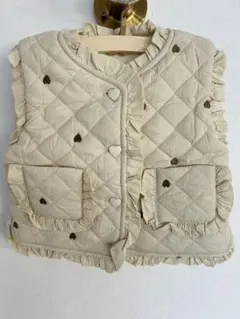 ベビーベスト クリーム色 フリル付き