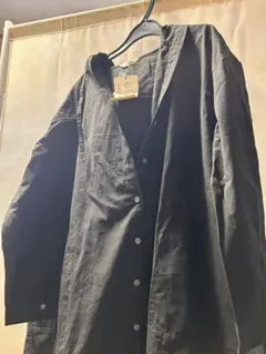 黒のロングシャツ 長袖 前面ボタン式