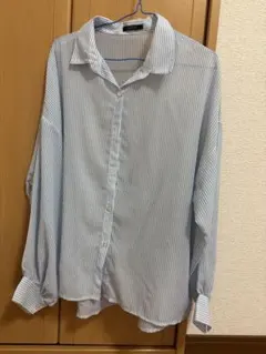 水色と白のストライプ長袖シャツ