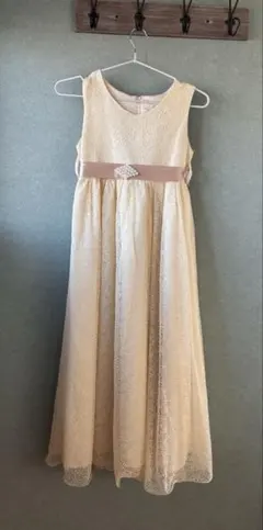 クリーム色レースドレス
