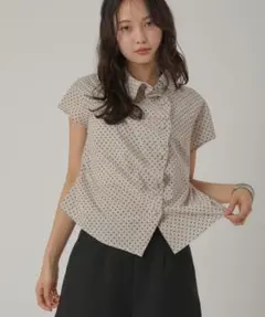 MUHET ギャザーデザインブラウスのサムネイル