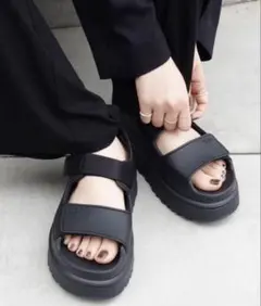 UGG / アグ THE GOLDEN GLOW サンダル　22㎝　美品のサムネイル