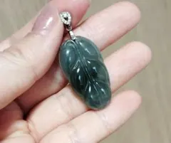 天然翡翠 リーフ型 ペンダントトップ ダークグリーン 彫刻デザイン