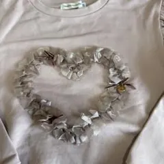 タグなし新品　BeBe ハートフリルトレーナー　くすみピンク　130