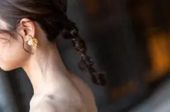 ゴールド 花モチーフ イヤリング パール付き