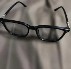 ブラックフレーム メガネ サイド装飾