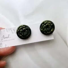アンティーク風ボタンのピアス