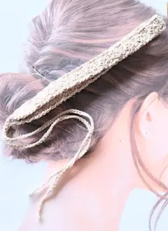 かぎ針編みのスリムヘアーバンド　ホワイトグレー