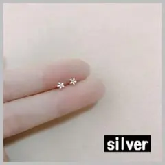 【まゆ様専用】ピアス　両耳　小花　シンプル　シルバー　フラワー　花　2色セット