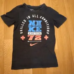 ナイキ黒のTシャツ