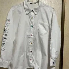 カラフルボタン付きホワイトシャツ