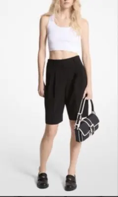 マイケルコース　タック入りブラックハーフパンツ　美品のサムネイル