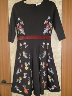 【春秋冬】黒地 花柄刺繍 膝丈ワンピース