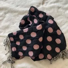 黒とピンクのドットマフラー