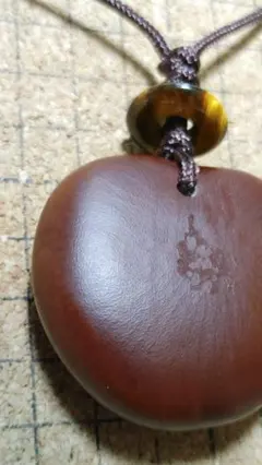 石垣島産　藻玉モダマ　虎眼石入り ハート型ネックレス。　紐茶色1m使用