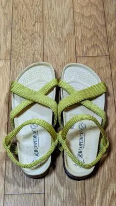 ARCOPEDICO イエロー クロスストラップサンダルのサムネイル