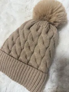 ベージュ ケーブル編み ニット帽 ポンポン付き