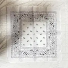 バンダナ　スカーフ　ハンカチ　白　ホワイト　ペイズリ　レディース