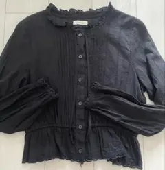 フリル付き黒長袖ブラウス