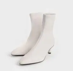 【値下げしました】CHARLES&KEITH ホワイト合成皮革 ショートブーツのサムネイル