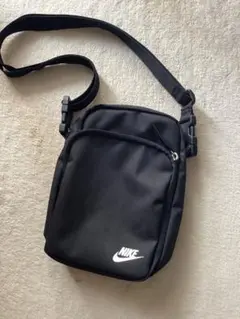 ナイキショルダーバッグ ヘリテージ クロスボディバッグ 4L 黒