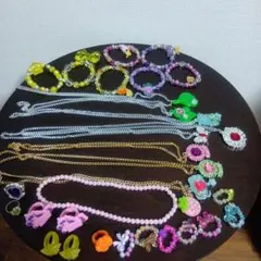 カラフルなネックレスとブレスレットと指輪の30個セット