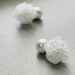 つまみ細工　コットンパールとコロンと可愛い白花のピアス　イヤリングへの変更可能