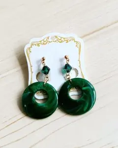 グリーンのスワロフスキーのノンホールピアス（イヤリング）