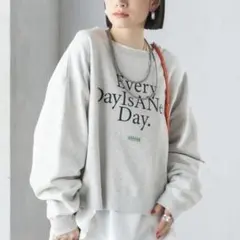 【SHIPS別注】Odub クロップド ロゴ スウェット