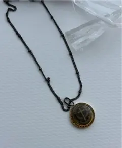 黒い円形ペンダントネックレス