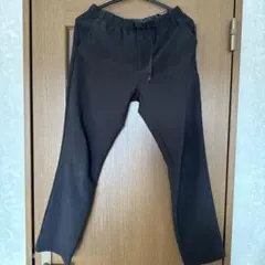 カジュアルパンツ スリムフィット　黒　ズボン