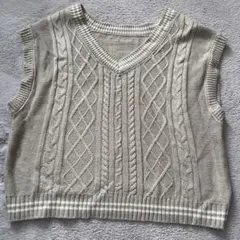 ベージュ ケーブル編み Vネック ニットベスト