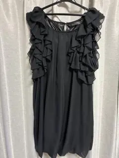 フリル付き黒ドレス
