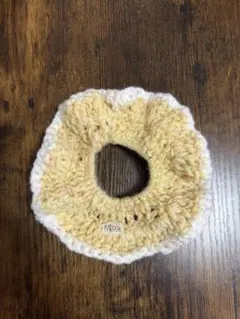 手編みシュシュ クリーム色と白