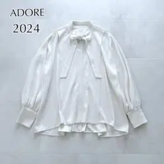 近年✨アドーア2024バックサテンジョーゼットブラウスボウタイエクリュ 