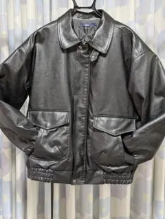 商品● 黒のレザー製ジップアップジャケット、ポケット付き。