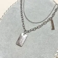 シルバーカラー英字メッセージ入りプレートチャーム2連ネックレス