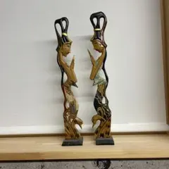 木彫りの舞踊像（女神像）のペア