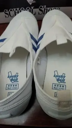 Lucky Bell 上履き・27.5 cmＥＥ。2980円一2380円。