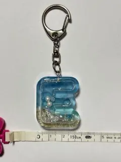 海モチーフ　貝入り　レジン製　ハンドメイドイニシャル「E」シャカシャカ　チャーム