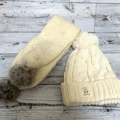 ❣️新品未使用❣️アイボリー くまニット帽 ボンボン付きマフラー　２点セット　ファー