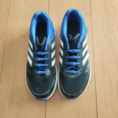 adidas キッズシューズ ブラック/ブルー 23.5cm