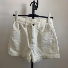 コーデュロイ生地のショートパンツ