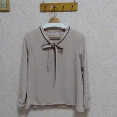 リボン付きベージュ長袖ブラウス